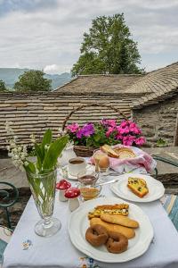 Kapesovo苏科特迪斯旅馆的一张桌子,上面放着食物和鲜花