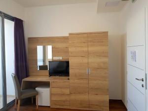 梅塔伊纳Bara Bay的客房设有书桌、电视和橱柜。