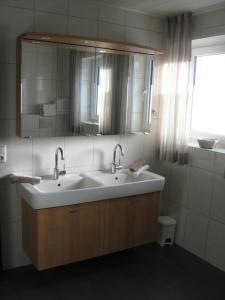 GangeltFerienwohnung van der Zander的一间带水槽和镜子的浴室