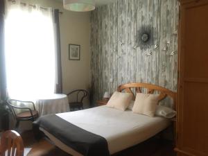 潘普洛纳莱尔旅馆的一间卧室配有一张带木制床头板的床