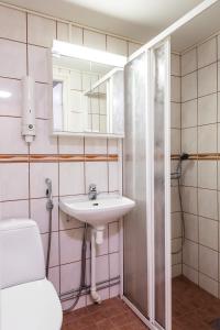 卡亚尼卡亚尼酒店的一间带水槽和淋浴的浴室