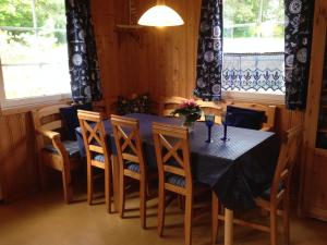 乌塞林Villa Blau am Useriner See mit Garten的一间配备有蓝色桌子和椅子的用餐室