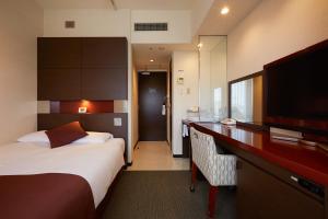 长崎长崎S佩里亚酒店的配有一张床和一张书桌的酒店客房