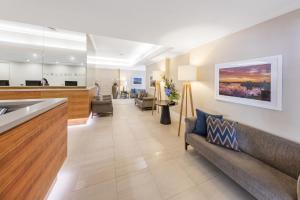 悉尼马克利公寓酒店的客厅配有沙发和桌子