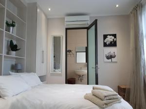 Rieks van der Walt Self-Catering Apartment客房内的一张或多张床位