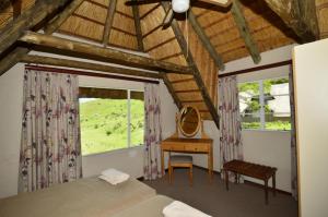 Hlalanathi Drakensberg Resort客房内的一张或多张床位