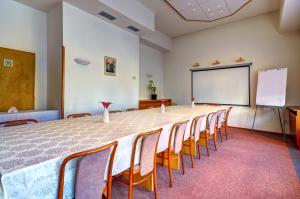 大洛西尼Hotel Pizzeria Istria的一间会议室,配有大桌子和椅子