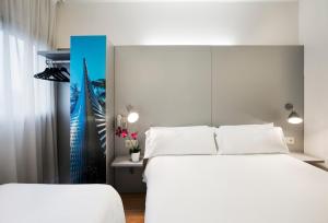 萨尔特B&B HOTEL Girona 2的一间卧室设有两张白色的床和蓝色的墙壁