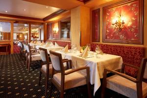 维林根格贝尔斯兰德酒店的餐厅的一排桌子,有白色桌布