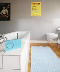 阿姆斯特丹Cafe Modern的浴室配有白色水槽和卫生间。