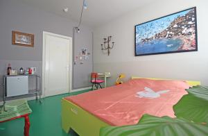 阿姆斯特丹Cafe Modern的一间卧室配有一张床铺,床上铺有粉色毯子