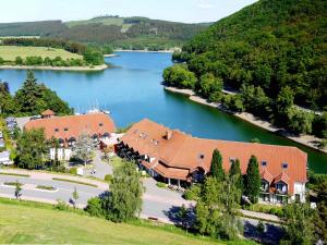Diemelsee迪美尔西戈贝尔酒店的享有度假胜地的空中湖景