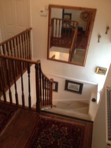 达特茅斯Southford House (Room Only)的走廊设有楼梯,配有镜子和镜子