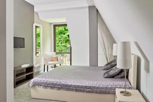 卡齐米日-多尔尼Rezydencja Eger的一间卧室设有一张床和一个阳台