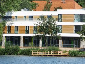 拉策堡拉策堡湖青年旅馆的河岸上的建筑物