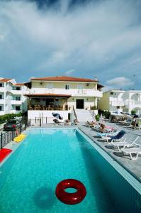 拉加纳斯安德里奥拉海滩酒店的水中一个游泳池,上面有红薯条