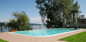 梅纳Residence Villa Greta的围栏旁的院子内的游泳池