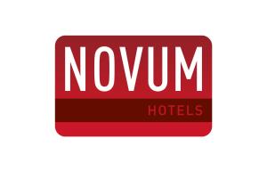 科隆玛丽艾拉机场诺夫酒店的一个标志,表示白色背景的Noium酒店