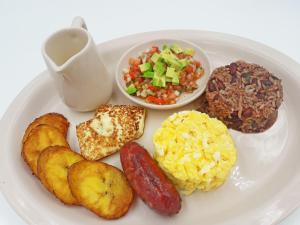 特古西加尔巴圣马丁广场酒店的包括香肠鸡蛋土豆和沙拉的早餐食品