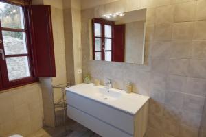 卡潘诺里La Mirolla的浴室设有白色水槽和镜子