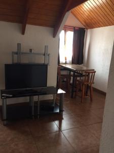 康康卡瓦尼亚斯埃尔斯博斯克酒店的客厅配有电视和桌椅