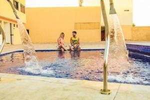 彼得罗利纳格兰德里约酒店的坐在游泳池里的男人和女人
