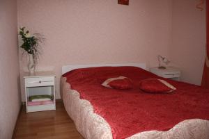 鲍里斯皮尔Комплекс отдыха "Престиж"的一间卧室配有红色的床和两个枕头