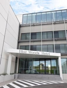DeerlijkBlue Woods Hotel - Deerlijk的前面有蓝色森林酒店标志的建筑