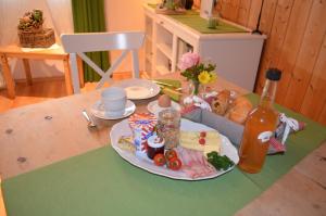 Anger堡恩霍夫科尼酒店的一张桌子,上面放着一盘食物和一瓶