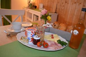 Anger堡恩霍夫科尼酒店的餐桌上摆着一盘带食物的食物