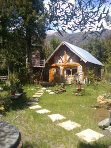 圣卡洛斯-德巴里洛切Paraiso Bariloche的小木屋前面有一条小径