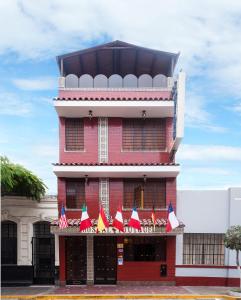 利马伊基克酒店的一座红色的建筑,上面有美国国旗