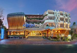 坎古ASTON Canggu Beach Resort的一座大楼的一侧设有赌场