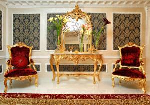 基辅皇家奥林匹克酒店的配有桌子、两把椅子和镜子的房间