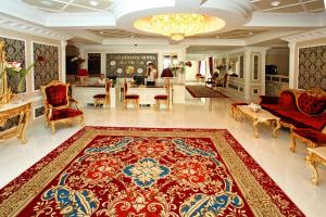 基辅皇家奥林匹克酒店的一间铺有红色地毯的大客厅