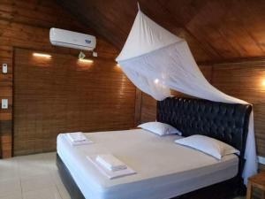 沙璜贝利佩里斯民宿的一间卧室配有一张带蚊帐的床。