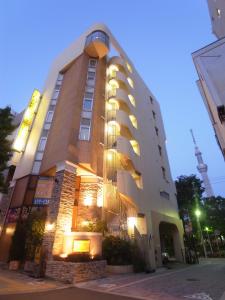 东京Hotel Mju-Adult Only的一座建筑的侧面有灯