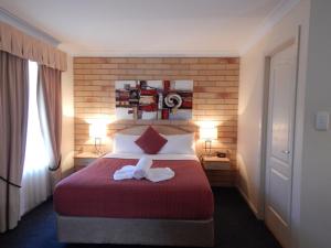 土乌巴科茨沃尔德汽车旅馆的酒店客房,配有带两条毛巾的床