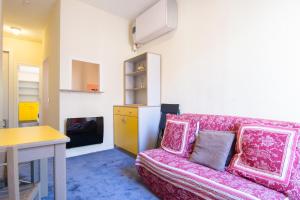 马赛租赁服务公寓的客厅配有粉红色的沙发和桌子
