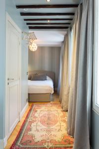 巴黎蒙马特ADM工作室旅馆的一间卧室设有床、窗户和地毯。