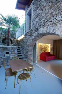 吉法Rustico Moderno的客厅配有桌子和红色沙发