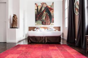 波尔多安尼克司杜邦酒店的一间带浴缸的浴室,铺有红色地毯