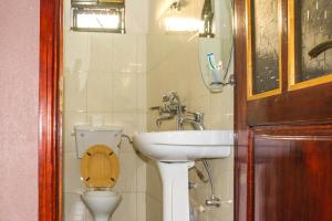 KitendeHotel Gorilla's Nest Entebbe的一间带卫生间和水槽的浴室