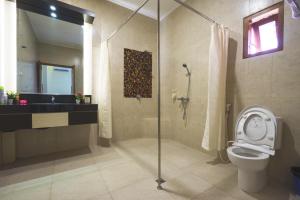 外南梦马哈拉尼民宿的带淋浴、卫生间和盥洗盆的浴室