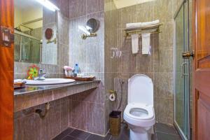 内罗毕伊斯特兰酒店的一间带卫生间、水槽和镜子的浴室