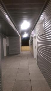 卡瓦内斯埃尔拉克德纳瓦雷特宾馆的车库里一个空的走廊,有光线