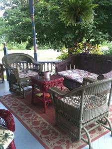 库珀斯敦Rose & Thistle Bed & Breakfast的庭院里摆放着几把椅子和桌子