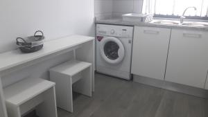 马达莱纳AL - BOA NOVA的白色洗衣房配有洗衣机和水槽