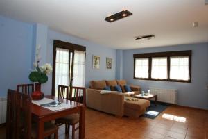 Hoz de Anero托拉亚阿帕特蒙托斯公寓的客厅配有沙发和桌子
