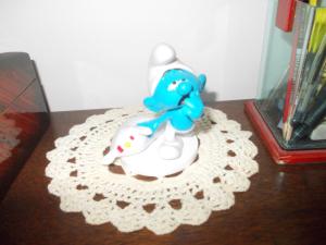 努奥罗Da Tore的坐在桌子上的小玩具大象